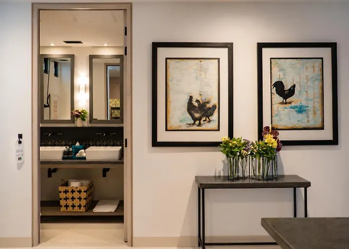 Hotel Flamboyan & Residences