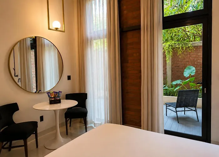 Hotel Flamboyan & Residences