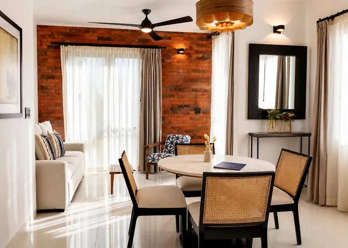 Hotel Flamboyan & Residences 4*